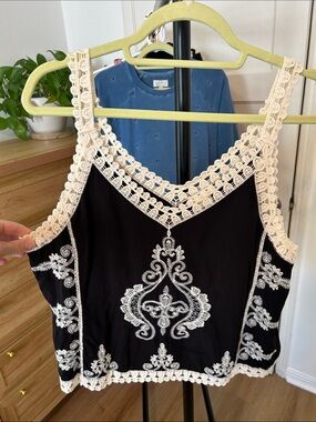 Ultra Pink Tank. Size medium. PTP 19”. Light weight. Cut hem lace detail.